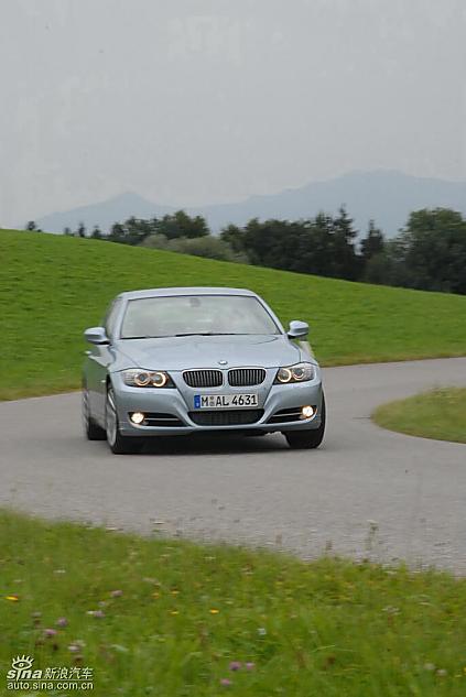 09款宝马3系轿车行驶动态