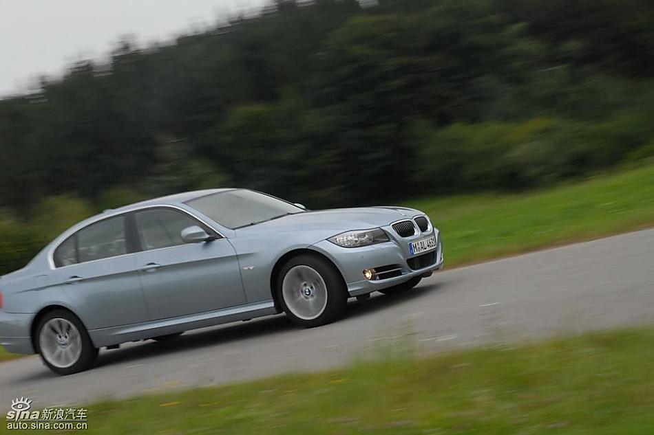 09款宝马3系轿车行驶动态