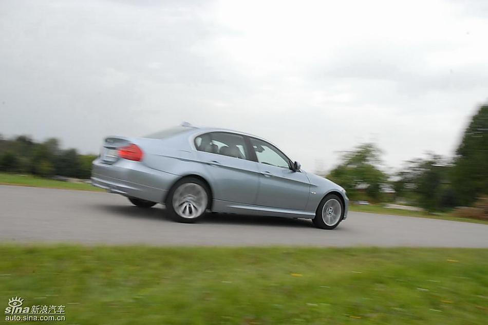 09款宝马3系轿车行驶动态