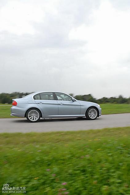 09款宝马3系轿车行驶动态