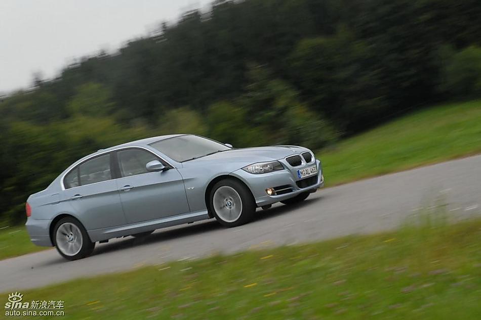 09款宝马3系轿车行驶动态