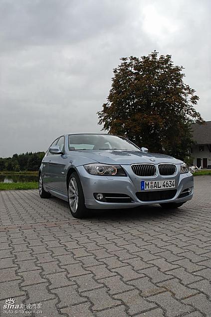 09款宝马3系轿车行驶动态