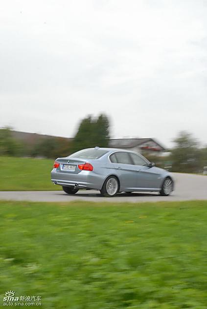 09款宝马3系轿车行驶动态