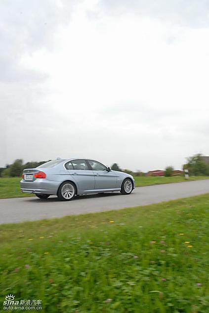 09款宝马3系轿车行驶动态