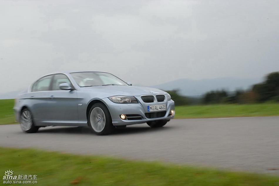09款宝马3系轿车行驶动态