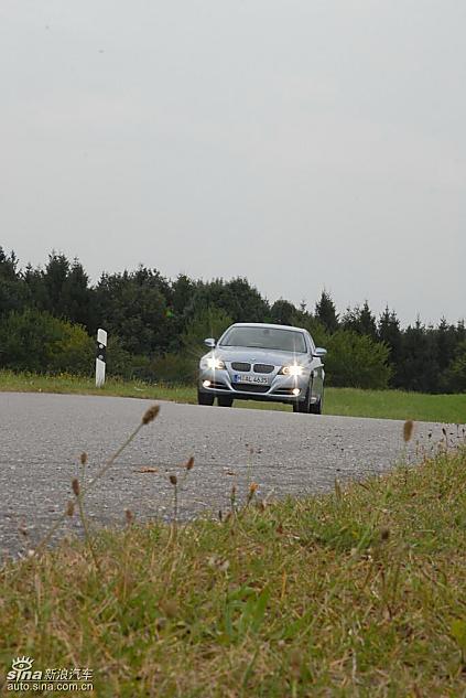 09款宝马3系轿车行驶动态