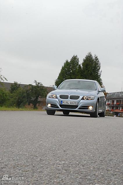 09款宝马3系轿车行驶动态
