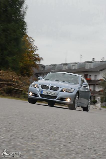 09款宝马3系轿车行驶动态