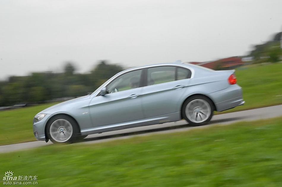 09款宝马3系轿车行驶动态