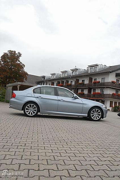 09款宝马3系轿车行驶动态
