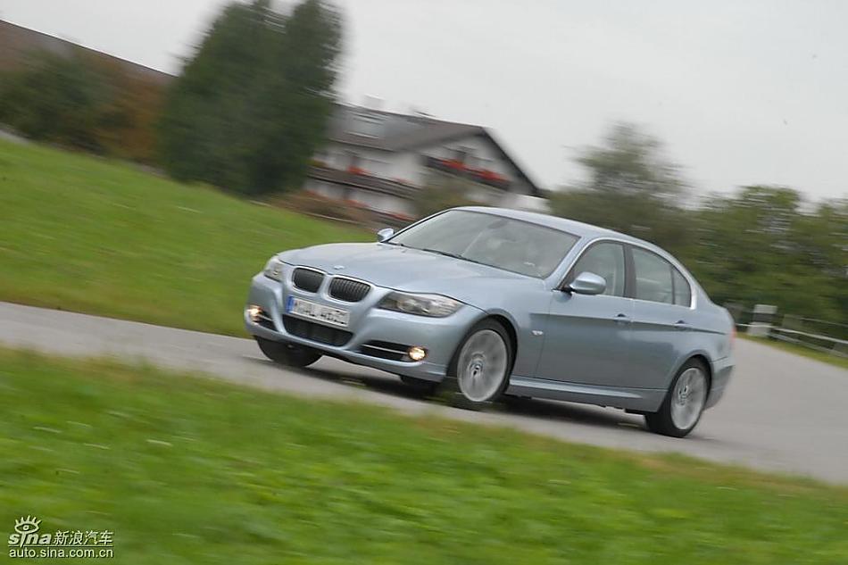 09款宝马3系轿车行驶动态