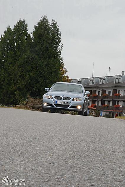 09款宝马3系轿车行驶动态