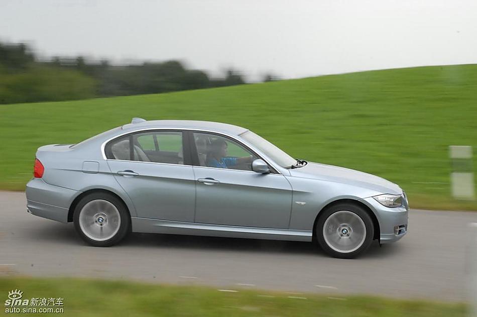 09款宝马3系轿车行驶动态