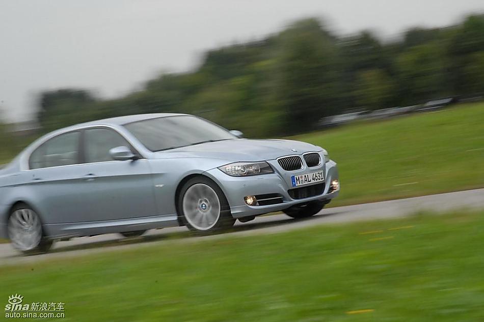 09款宝马3系轿车行驶动态