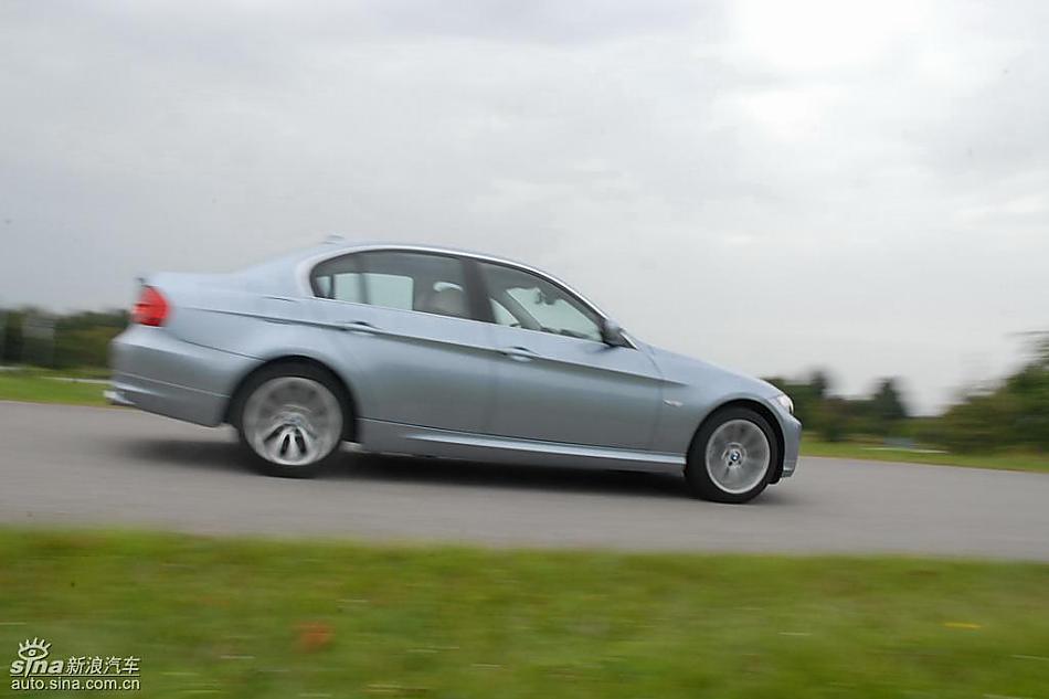 09款宝马3系轿车行驶动态