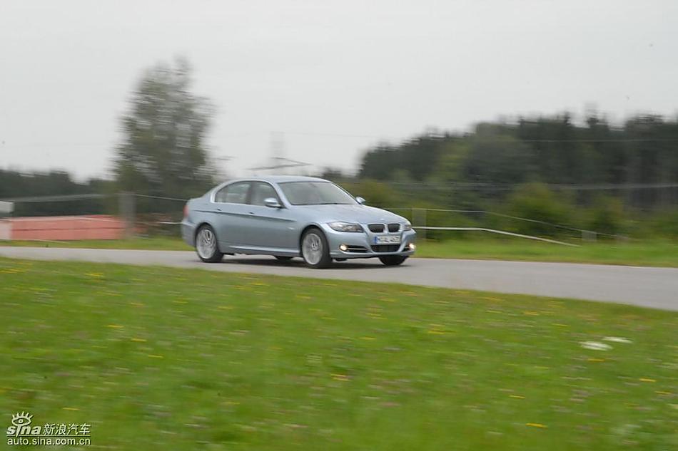 09款宝马3系轿车行驶动态