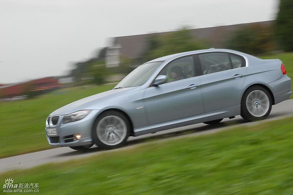 09款宝马3系轿车行驶动态