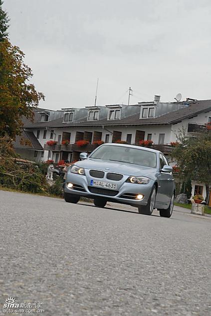 09款宝马3系轿车行驶动态