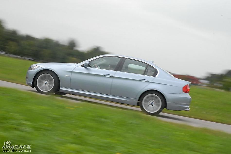 09款宝马3系轿车行驶动态