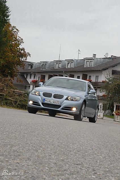 09款宝马3系轿车行驶动态