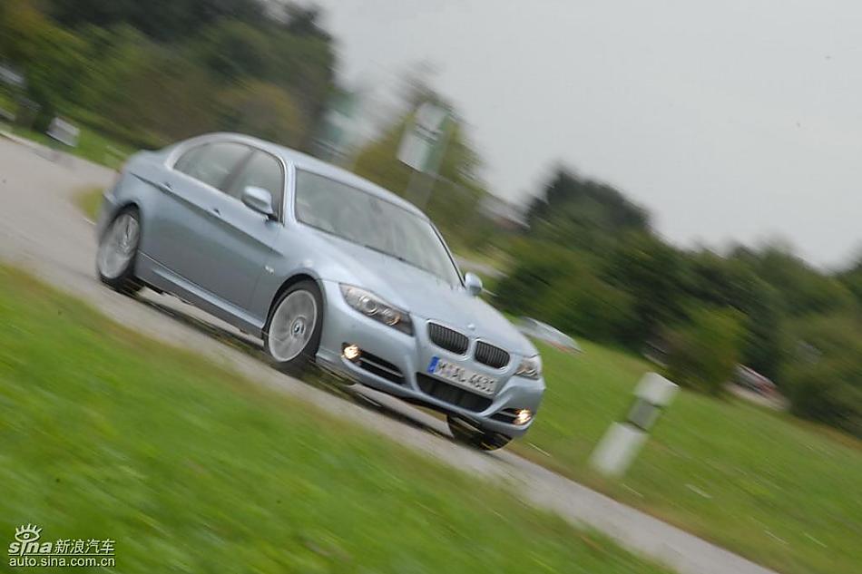 09款宝马3系轿车行驶动态