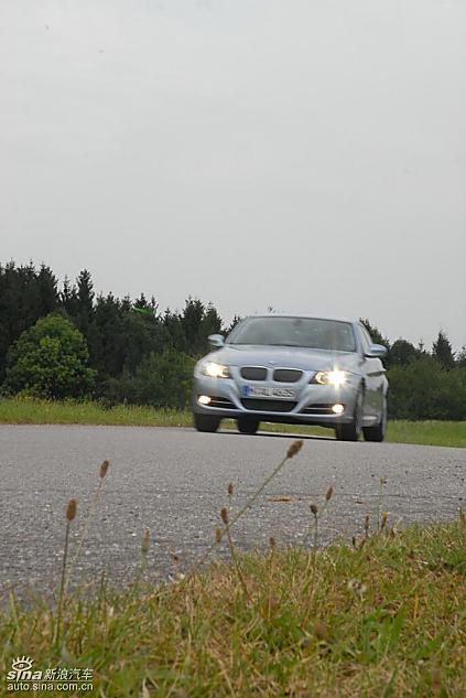 09款宝马3系轿车行驶动态