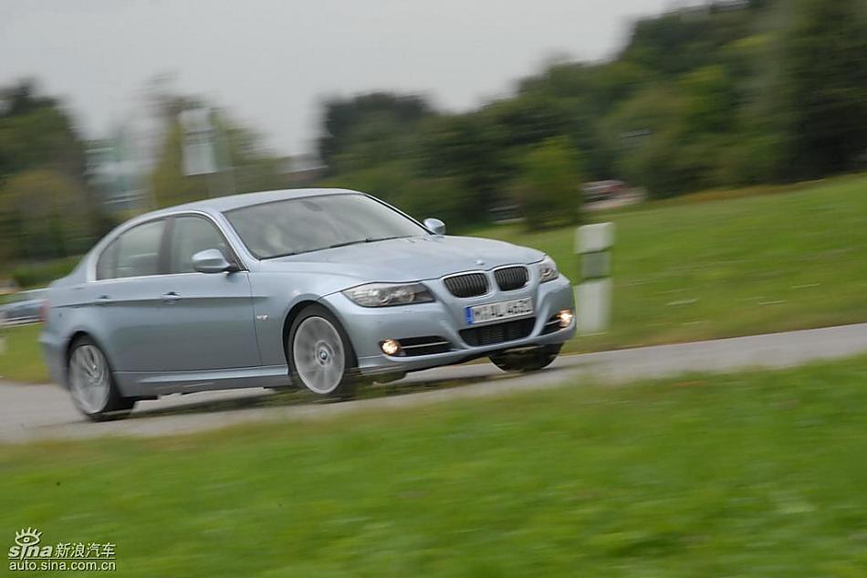 09款宝马3系轿车行驶动态