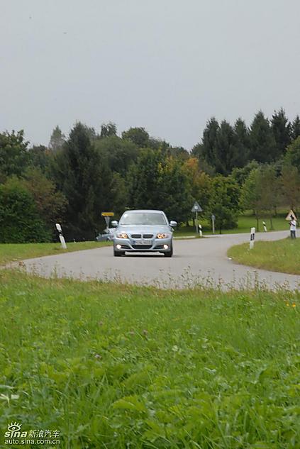 09款宝马3系轿车行驶动态