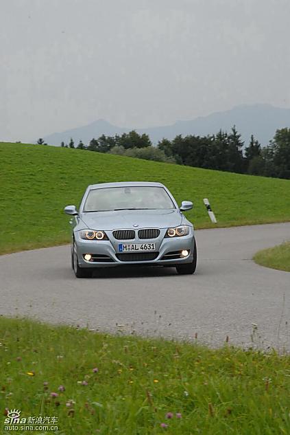 09款宝马3系轿车行驶动态