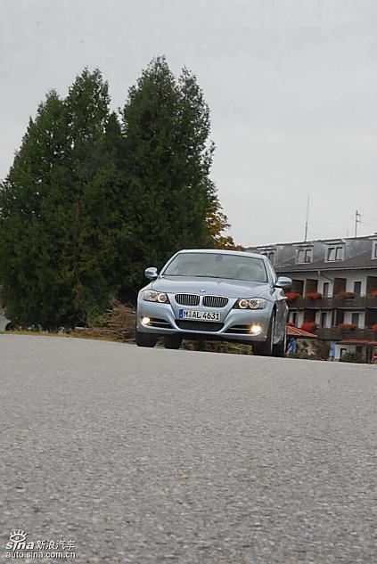 09款宝马3系轿车行驶动态