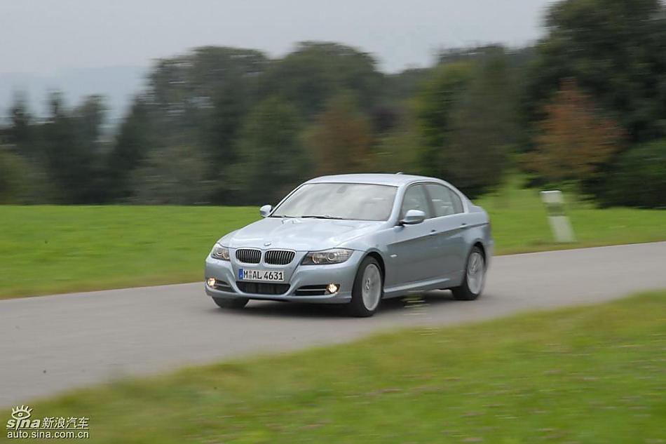 09款宝马3系轿车行驶动态