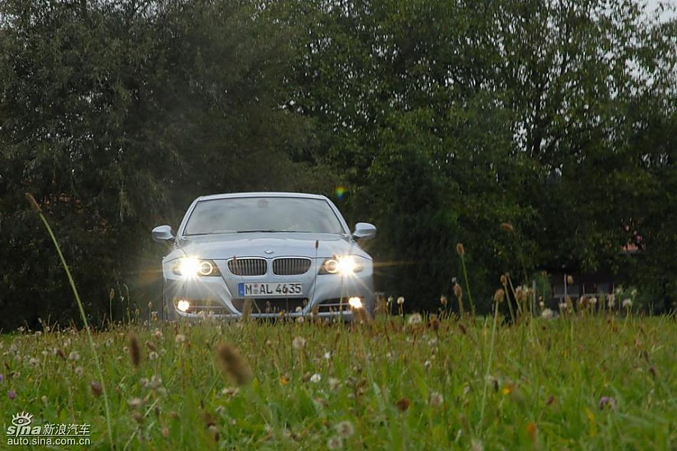 09款宝马3系轿车行驶动态