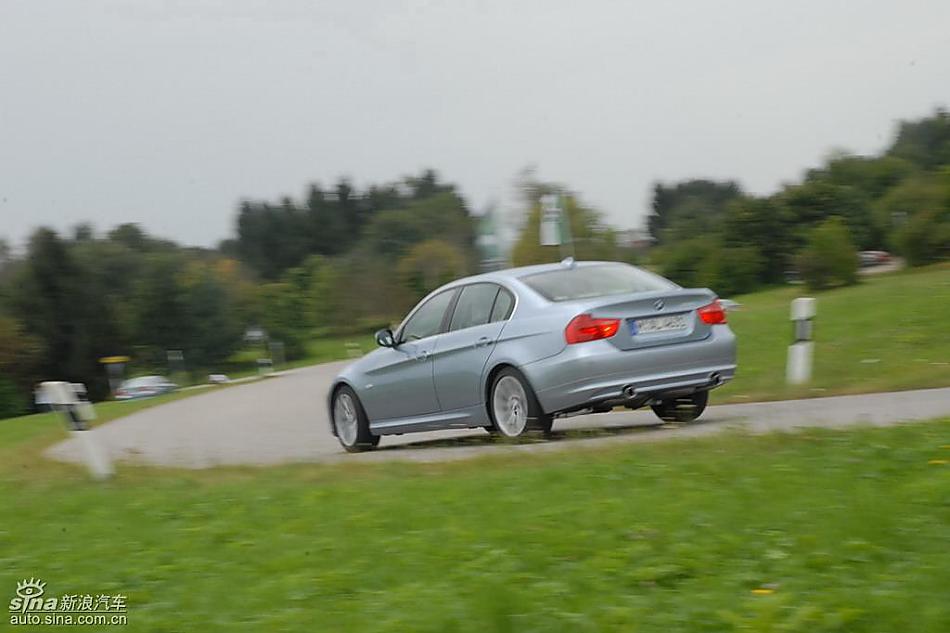 09款宝马3系轿车行驶动态