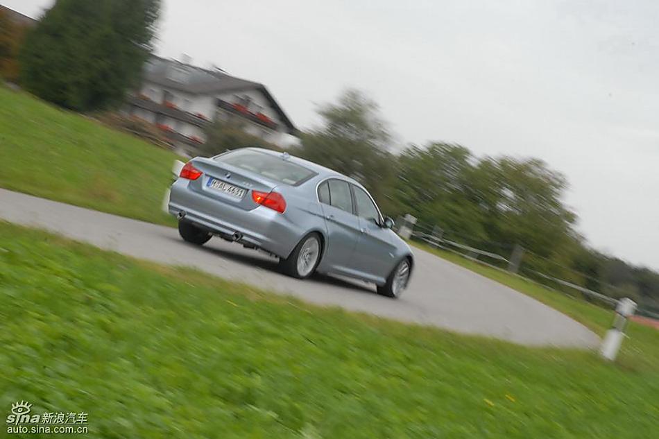 09款宝马3系轿车行驶动态