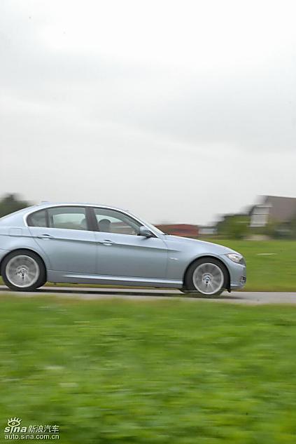 09款宝马3系轿车行驶动态