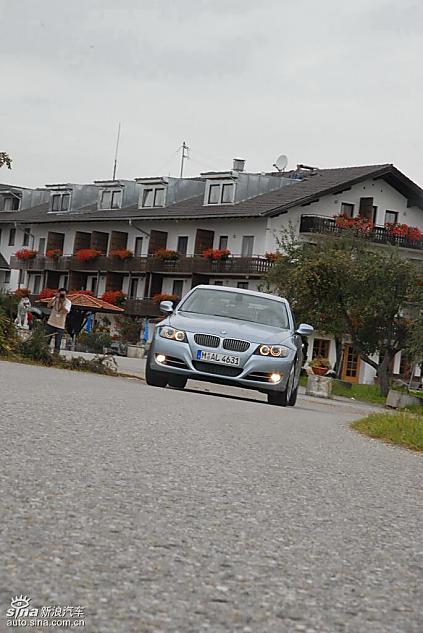 09款宝马3系轿车行驶动态