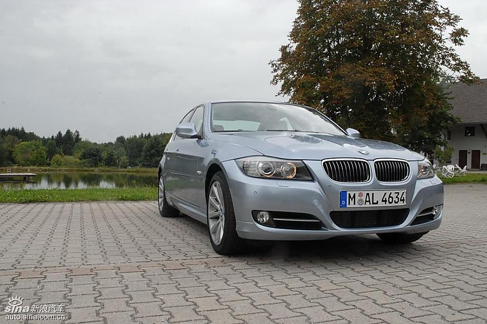 09款宝马3系轿车行驶动态