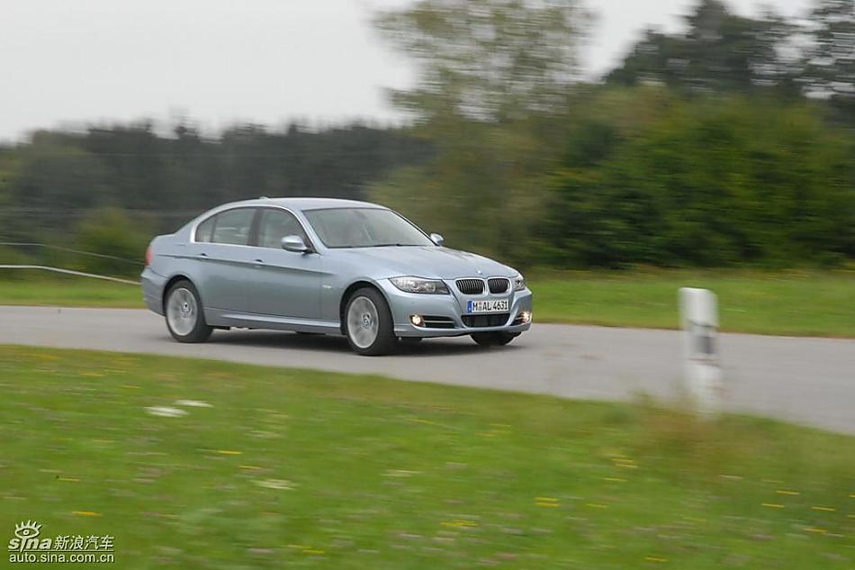 09款宝马3系轿车行驶动态