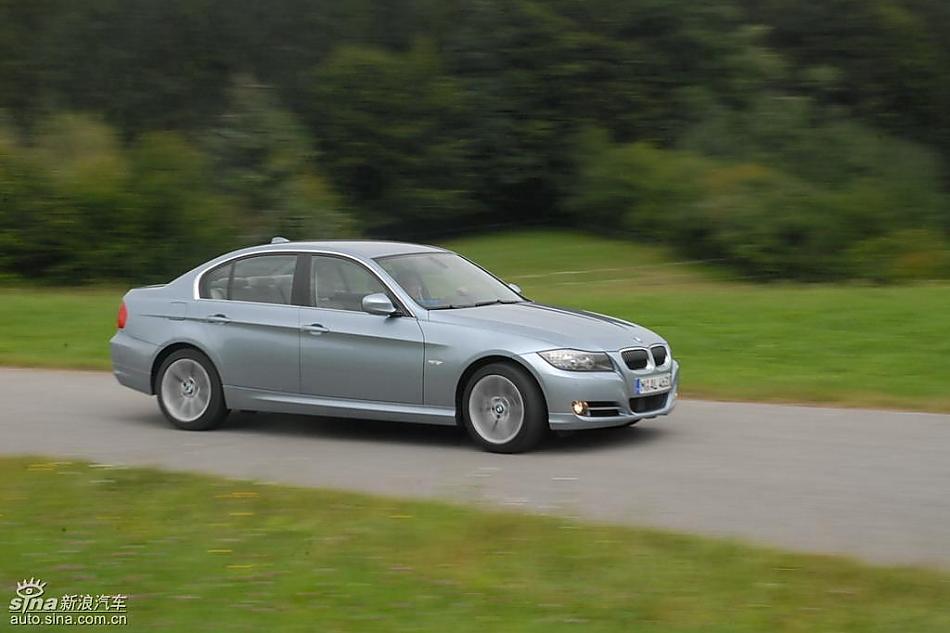 09款宝马3系轿车行驶动态