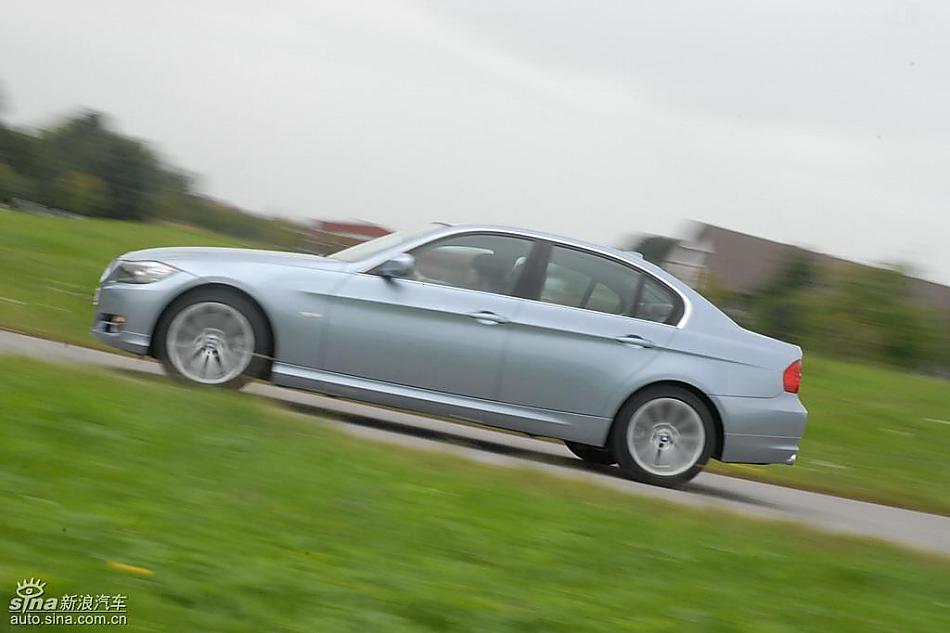 09款宝马3系轿车行驶动态