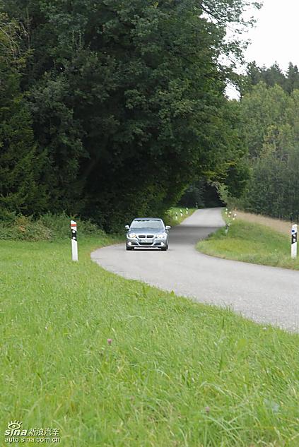 09款宝马3系轿车行驶动态