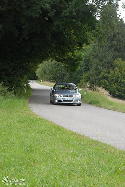 09款宝马3系轿车行驶动态
