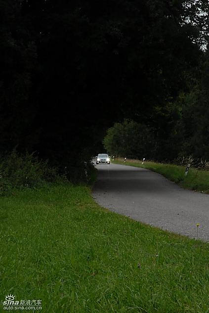 09款宝马3系轿车行驶动态