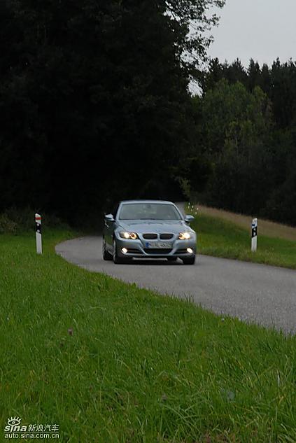 09款宝马3系轿车行驶动态