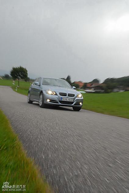 09款宝马3系轿车行驶动态