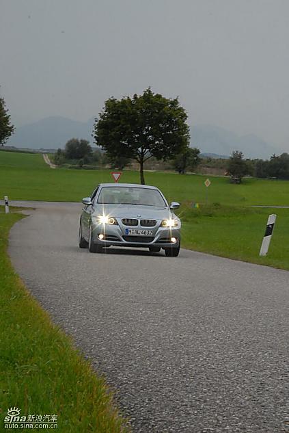 09款宝马3系轿车行驶动态