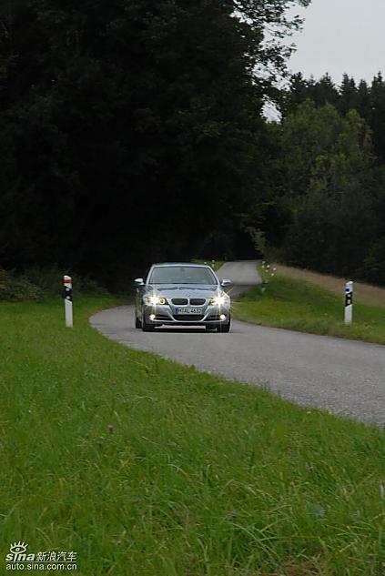 09款宝马3系轿车行驶动态