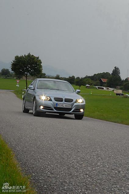 09款宝马3系轿车行驶动态