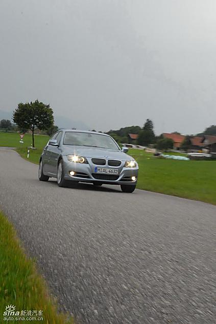 09款宝马3系轿车行驶动态