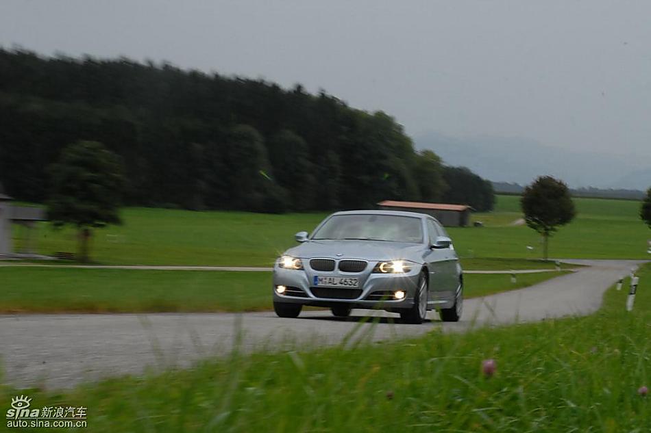 09款宝马3系轿车行驶动态